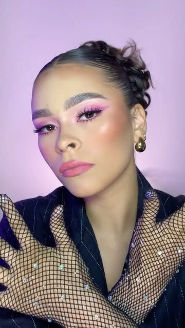 Maquillaje rosado con recogido alto. Ver publicación en Instagram.